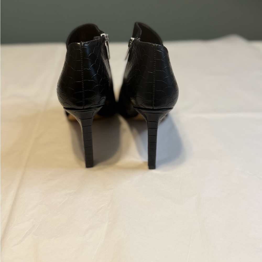 Vince Camuto Black Ankle 4” Booties EUC - Picture 5 of 8